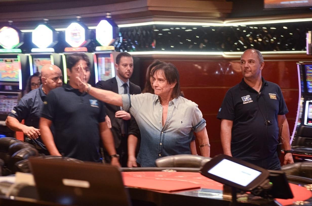 Roberto Carlos chegando no cassino - Divulgação/ Filipi Dahrlan