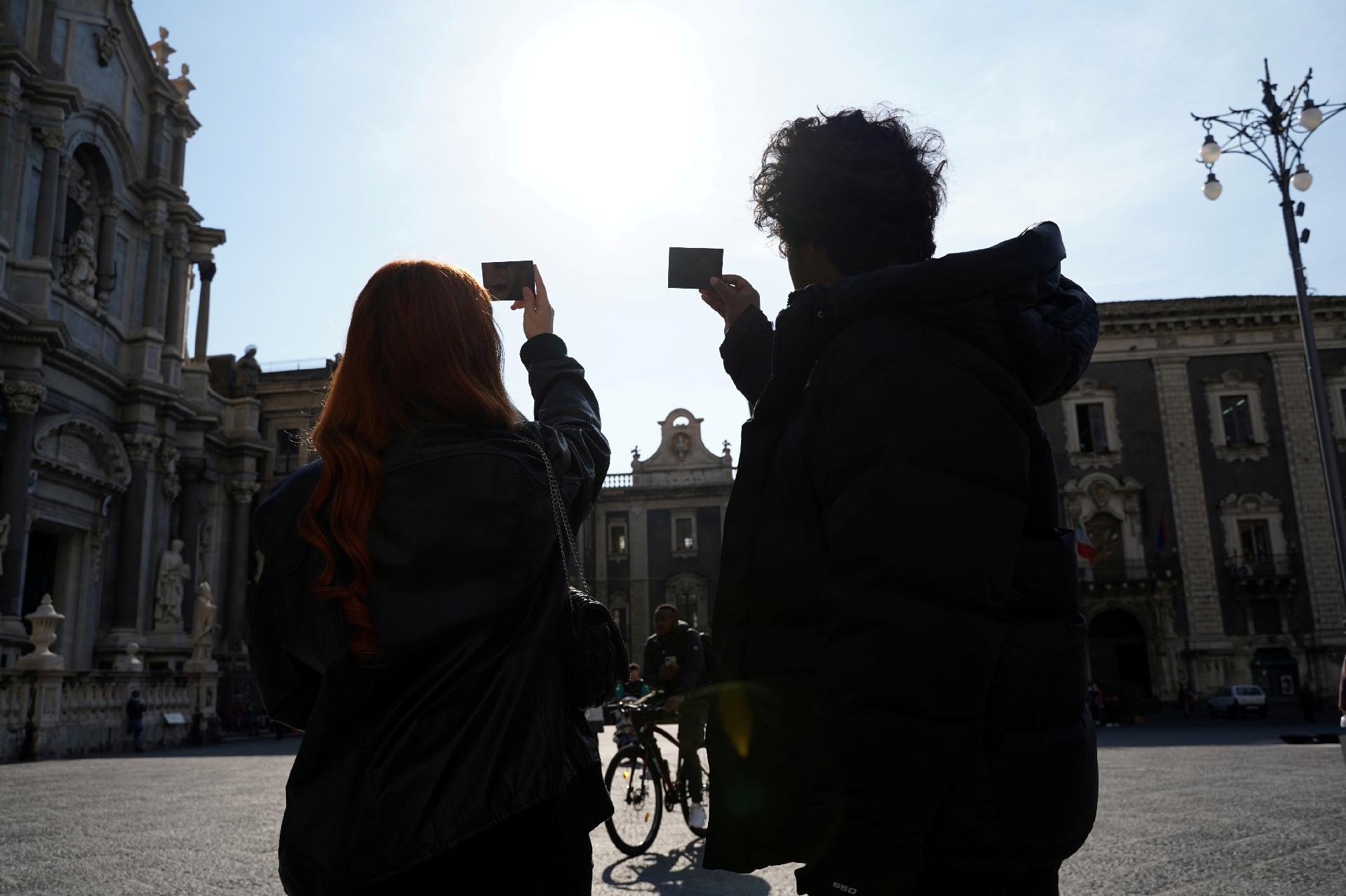 Observadores aguardan el eclipse parcial de luna en Catania, Italia - Antonio Parinello / Reuters