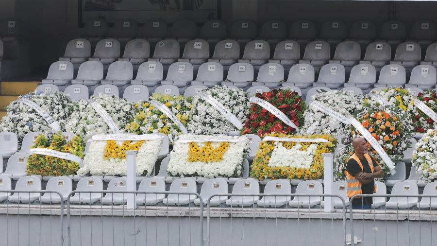 Coroas de flores para o velório do Rei Pelé, na Vila Belmiro - Marcelo Justo/UOL