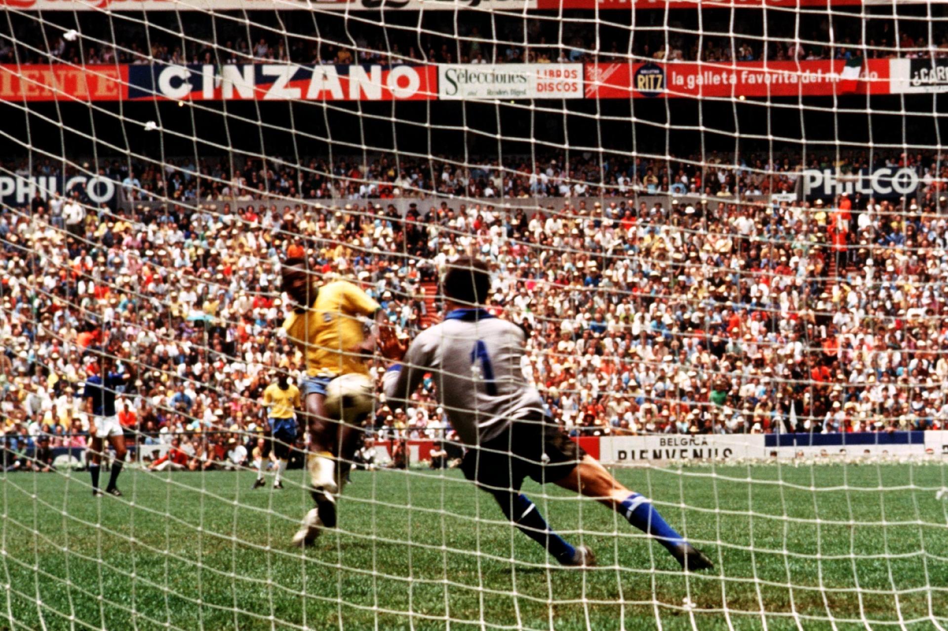 Na imagem, o goleiro da Itália, Enrico Albertosi, defende chute do atacante brasileiro Pelé, na Copa de 70. - Peter Robinson/Getty Images