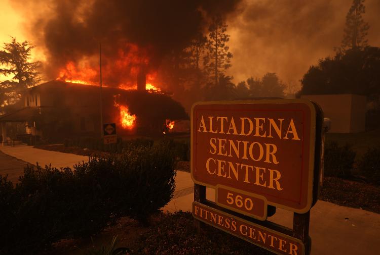 A casa de repouso Altadena Senior Center em chamas