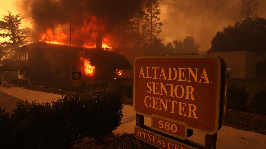 Casa de repouso em Altadena, na Califórnia, foi incendiada por fogo que se alastrou na comunidade