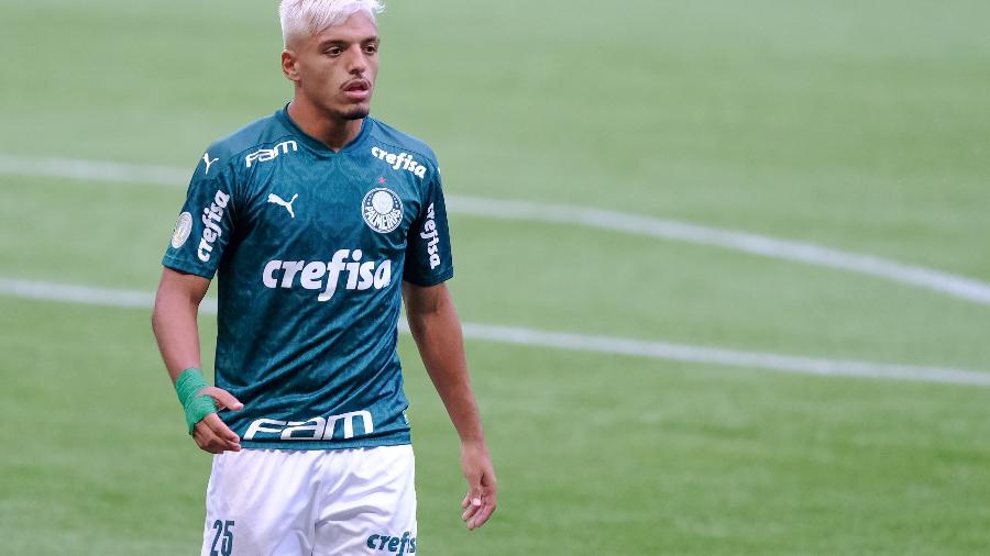 Gabriel Menino, jogador do Palmeiras, na partida contra o Botafogo - Marcello Zambrana/AGIF