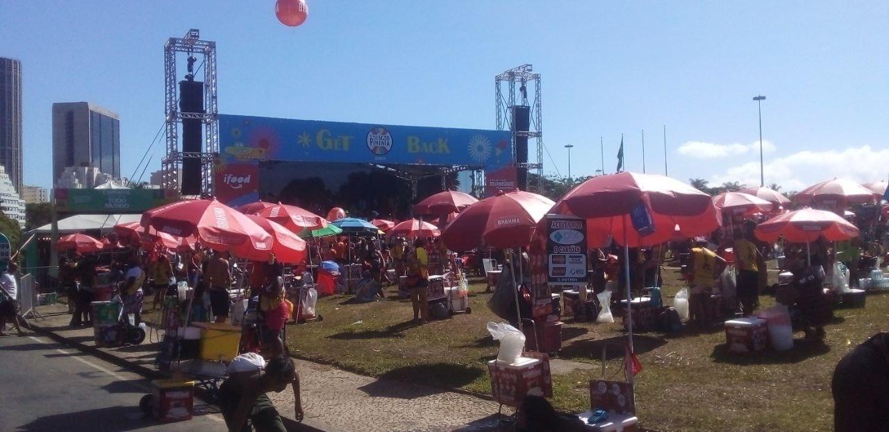 A uma hora de dar início à folia, Bloco do Sargento Pimenta reúne mais ambulantes do que público no Aterro do Flamengo - Henrique Nascimento/UOL
