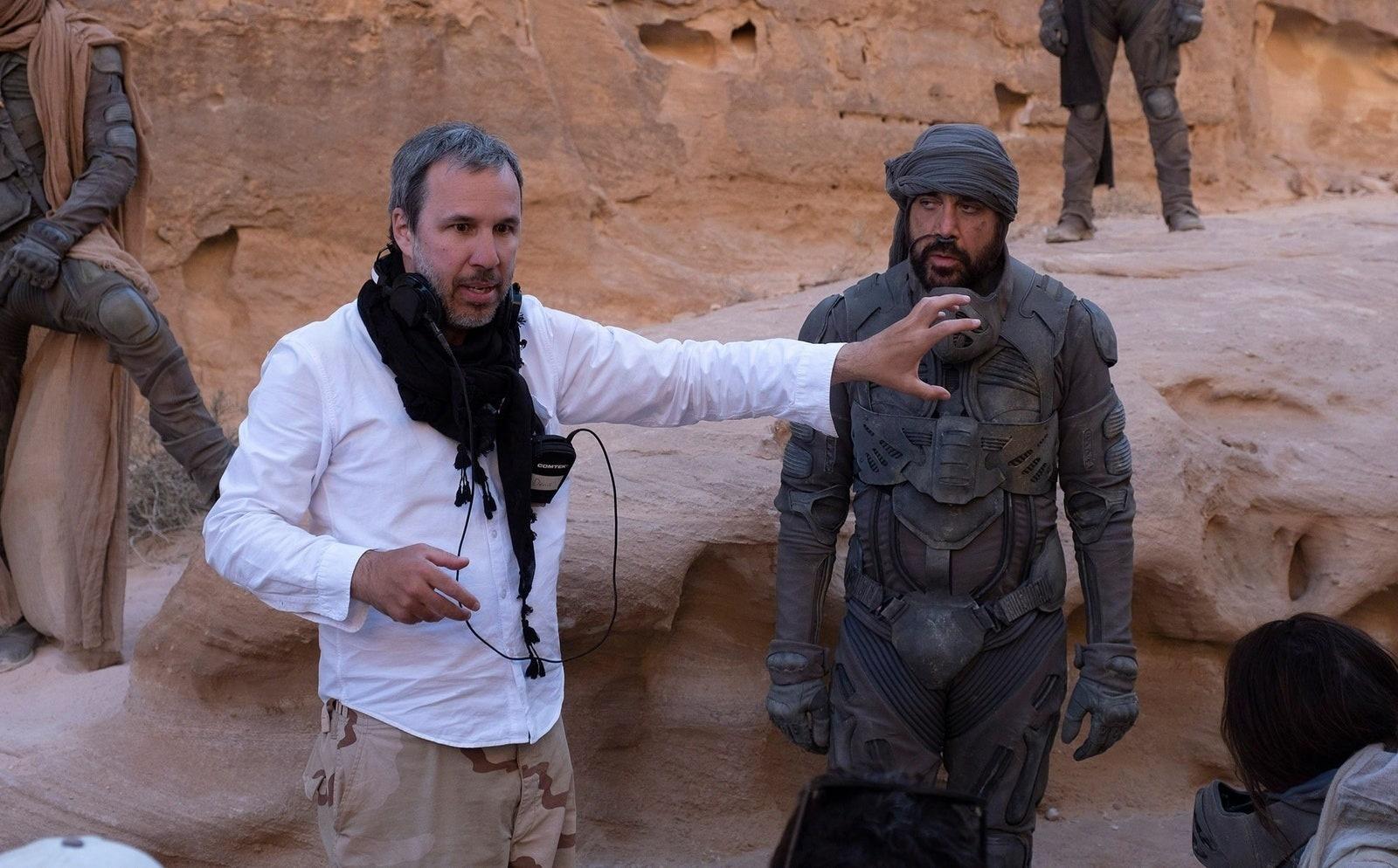 Denis Villeneuve dirige Javier Bardem no set de 'Duna' - Divulgação/Vanity Fair