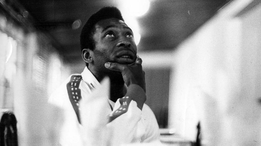 01/10/1974 - Pelé posa pensativo e se concentra para partida, no vestiário do Santos, antes de deixar o futebol brasileiro. 01/10/1974 - Pelé posa pensativo e se concentra para partida, no vestiário do Santos, antes de deixar o futebol brasileiro.