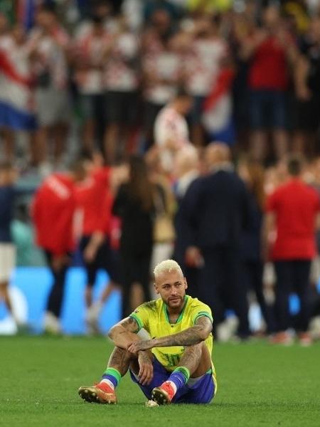 Neymar desolado após a eliminação do Brasil para a Croácia nas quartas de final da Copa; pior do que disputar o 3º lugar é ser eliminado antes das semifinais... - ADRIAN DENNIS / AFP