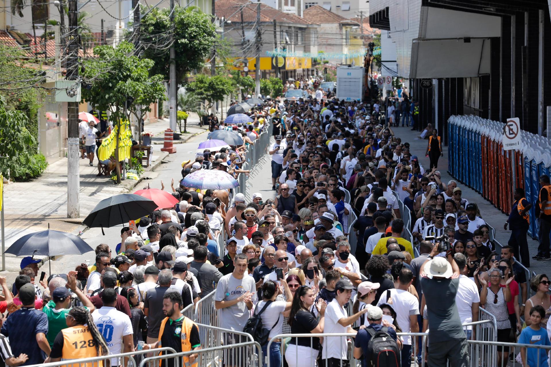 Fans face huge queue to wake King Pele at Villa Belmero - Marcelo Justo/UOL