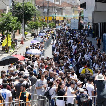 Torcedores encaram enorme fila para o velório do Rei Pelé na Vila Belmiro - Marcelo Justo/UOL