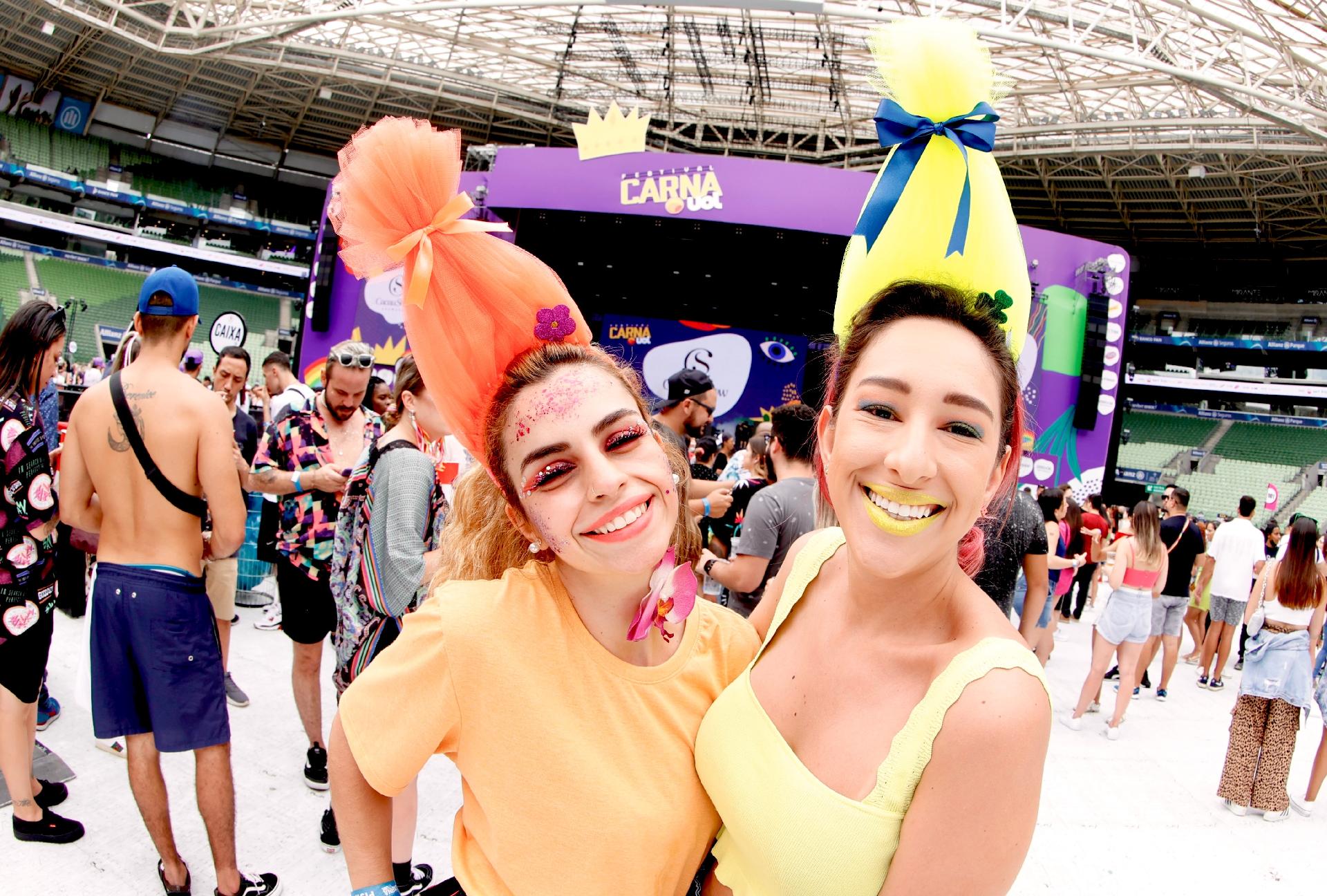 CarnaUOL 2023: Amigas posam para foto no festival - Mariana Pekin/UOL