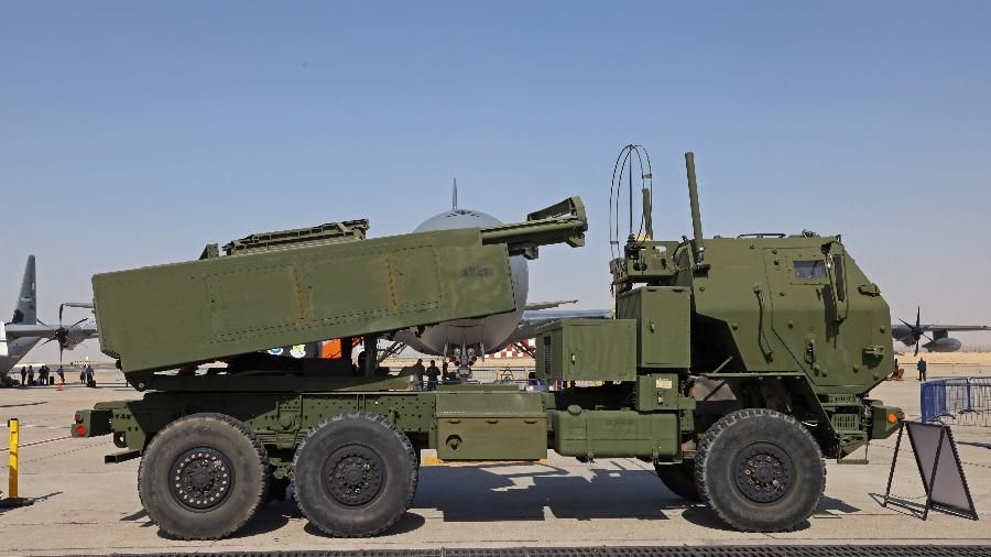 15.nov.2021 - Lançador M142 Himars dos Estados Unidos é exposto em feira de Dubai - GIUSEPPE CACACE/AFP