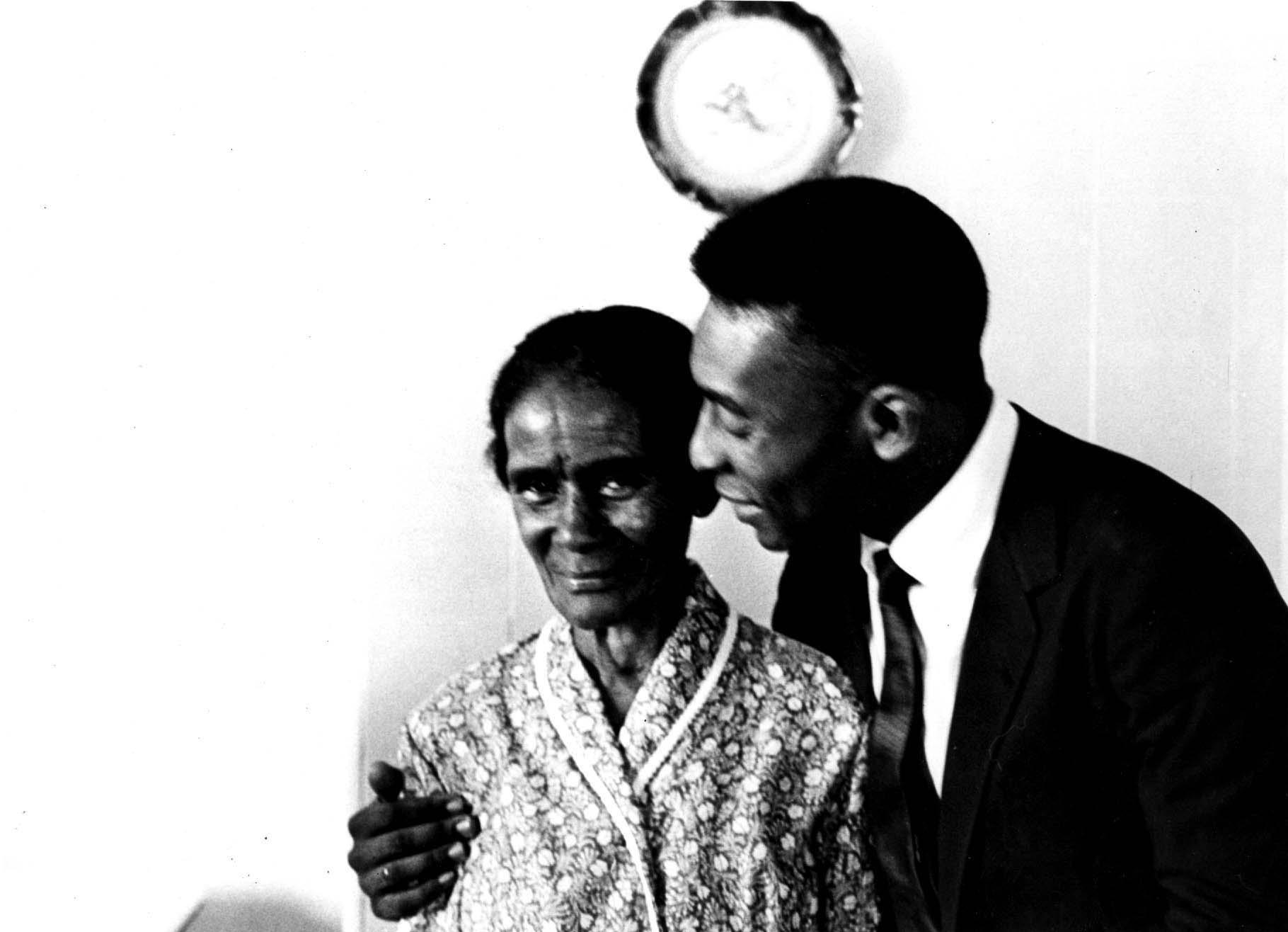 01/01/1966 - Pelé com sua avó Ambrosina, em Bauru (SP), onde o jogador foi criado. O ídolo jamais perdeu o contato com a família. - Estadão Conteúdo