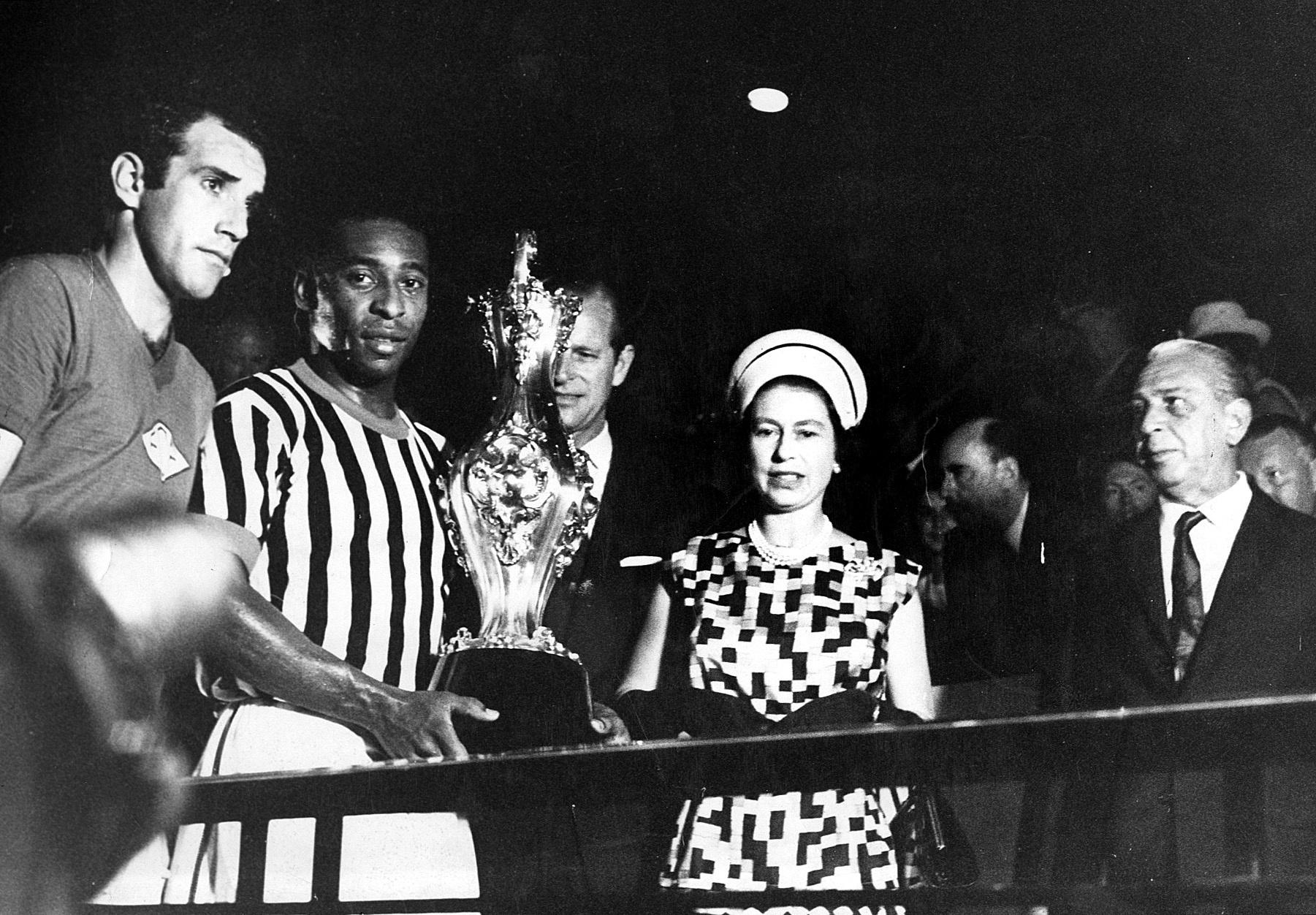 10.nov.1968 - A Rainha da Inglaterra, Elizabeth 2º, ao lado do Príncipe Phillip, se encontram com Pelé, com o troféu em mãos, durante visita da monarca à capital paulista, em sua passagem pelo Brasil. - Estadão Conteúdo