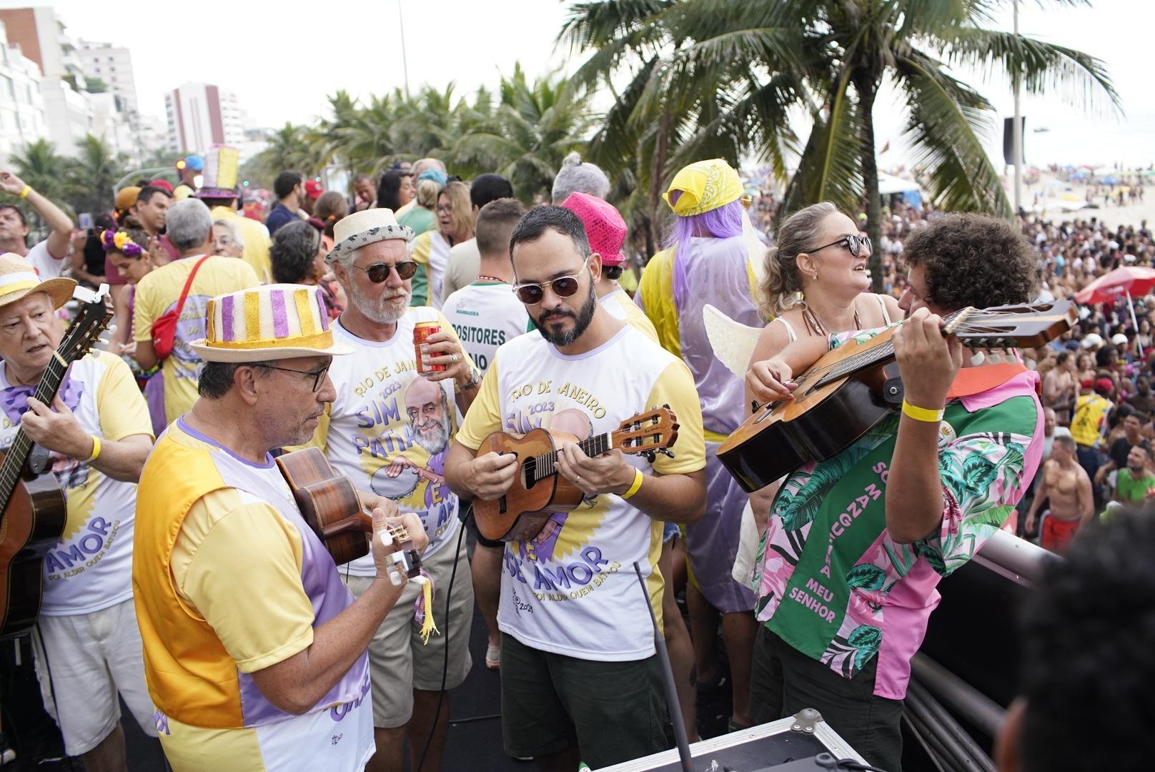 Foliões aproveitam clima ensolarado e quente no bloco Simpatia É Quase Amor - Ricardo Borges / UOL