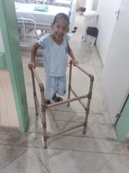 João Vitor, 8, ganhou um andador feito com tubos de PVC - Divulgação