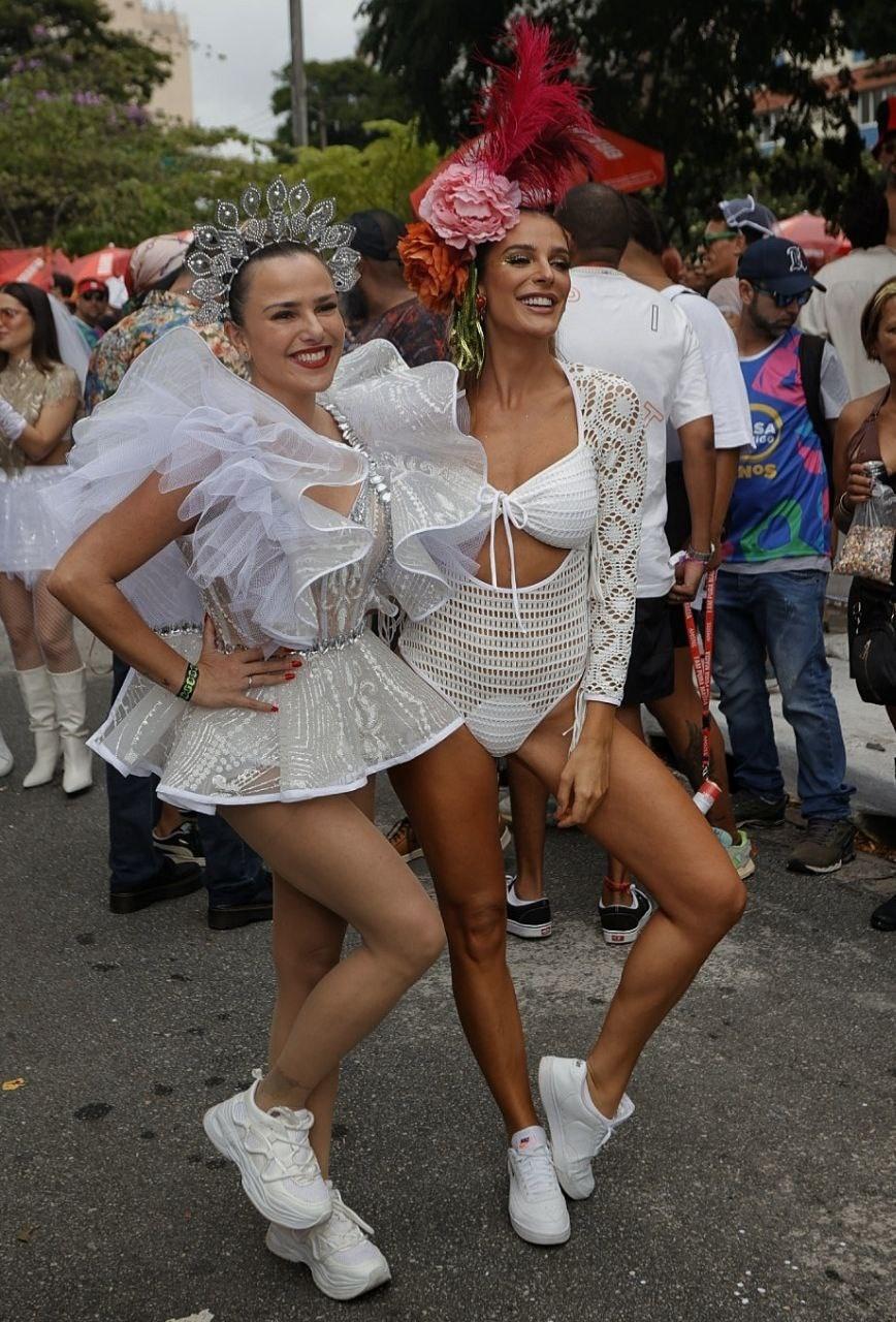 Atriz Natallia Rodrigues e apresentadora Rafa Brites aproveitam bloco Casa Comigo - Flávio Florido / UOL