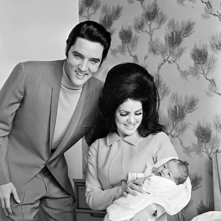 Elvis Presley com Priscilla e a filha Lisa Marie, aos 4 dias de vida