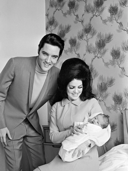 Elvis Presley com Priscilla e sua filha de quatro dias, Lisa Marie