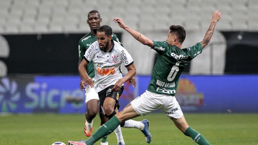 Everaldo tenta passar pela marcação de Diogo Barbosa, durante a partida entre Corinthians e Palmeiras - Rodrigo Coca/Agência Corinthians