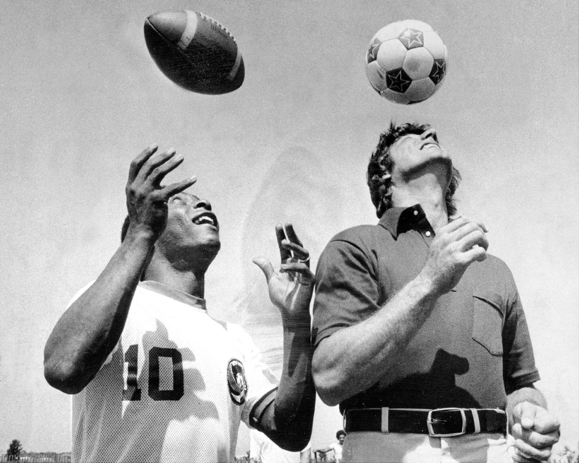 O brasileiro Pelé ao lado do ex-jogador de futebol americano Joe Namath. - Getty Images