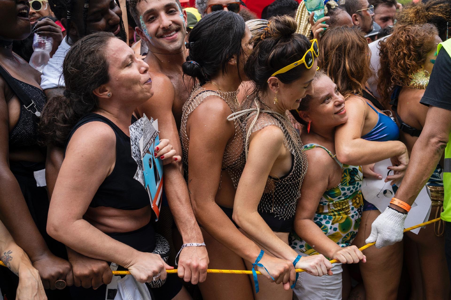 Pessoas se apertam em corda de isolamento do bloco - Andre Porto/UOL