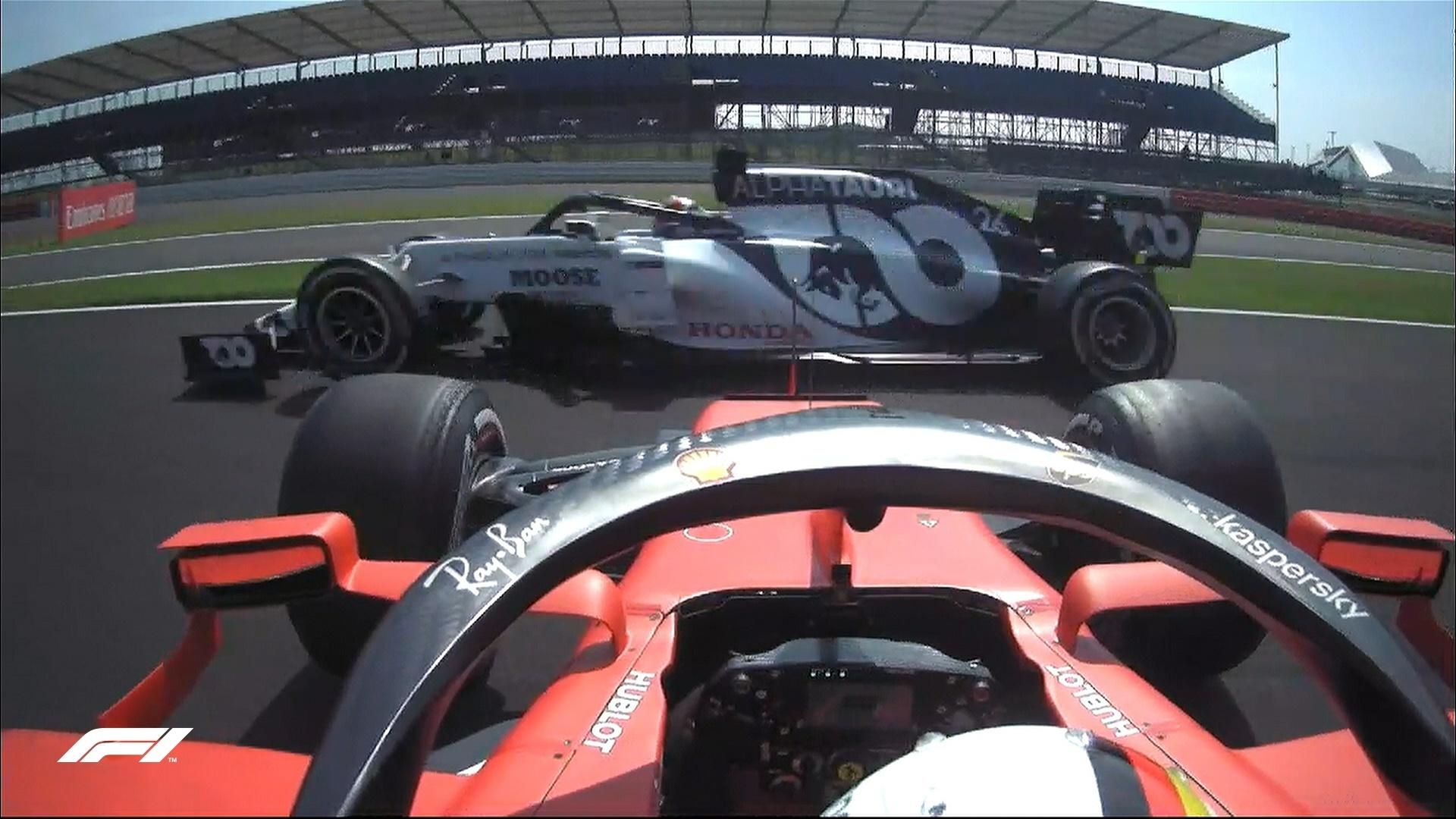 Sebastian Vettel, da Ferrari, roda logo na primeira volta após a largada do GP de Silverstone - Reprodução/@F1
