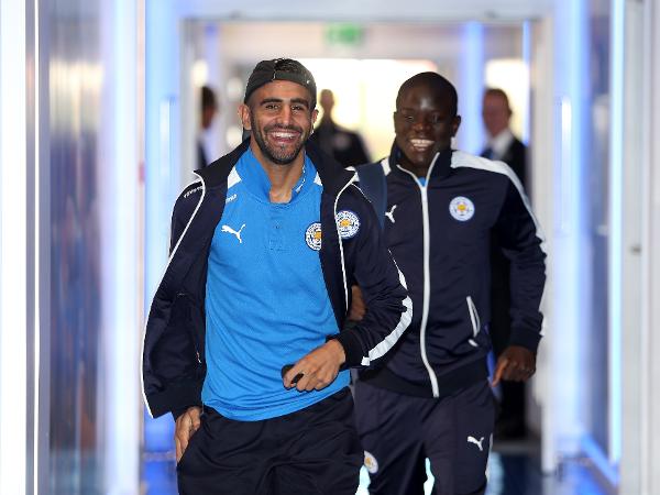 Mahrez (esq) e Kanté foram companheiros de equipe no Leicester