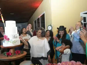 Alcione comemora aniversário com amigos e familiares