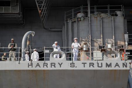 Membros da Marinha dos EUA podem ser vistos a bordo do USS Harry S. Truman Membros da Marinha dos EUA podem ser vistos a bordo do USS Harry S. Truman