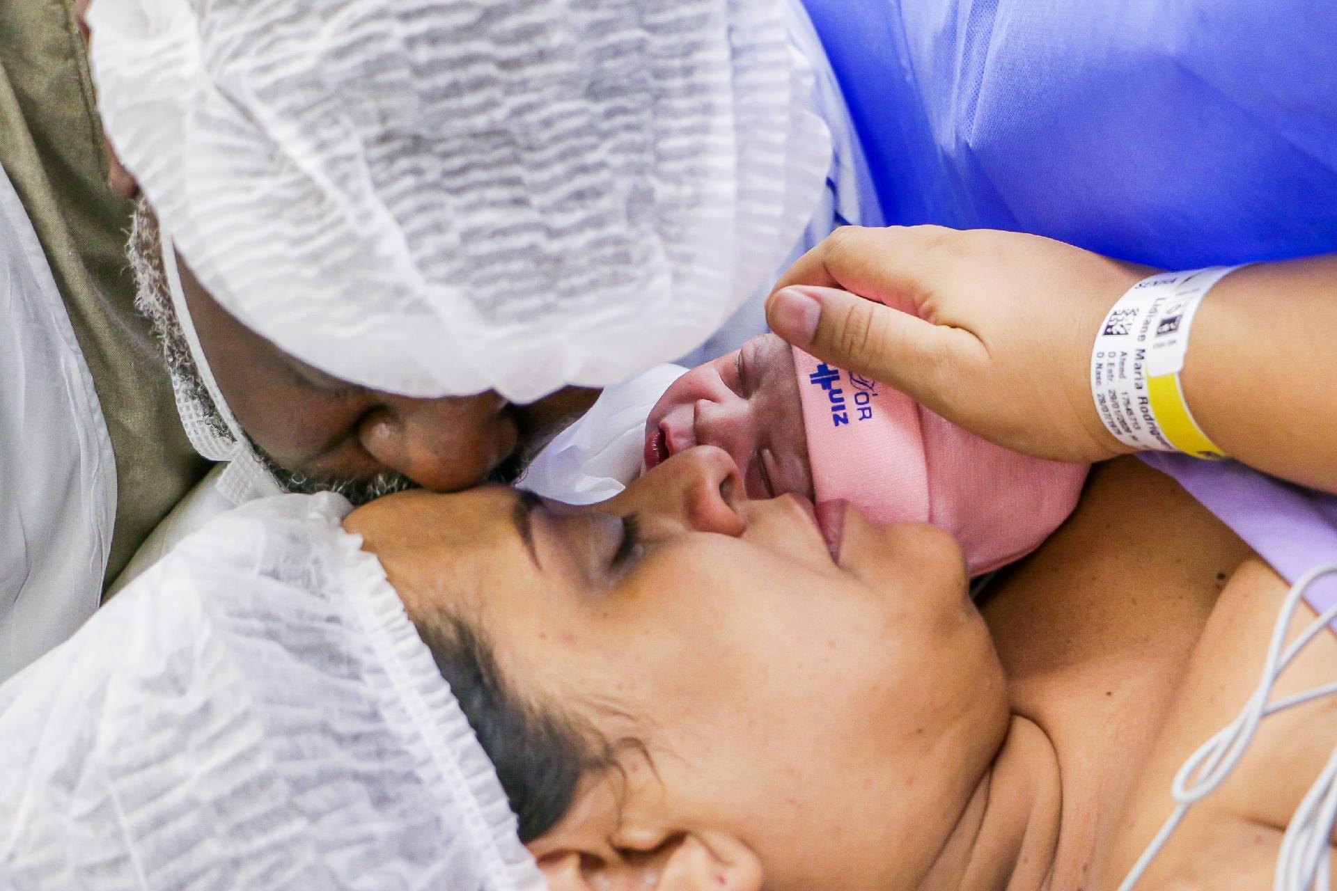 Péricles Faria e a mulher, Lidiane, no nascimento de Maria Helena - Publivídeo/Divulgação