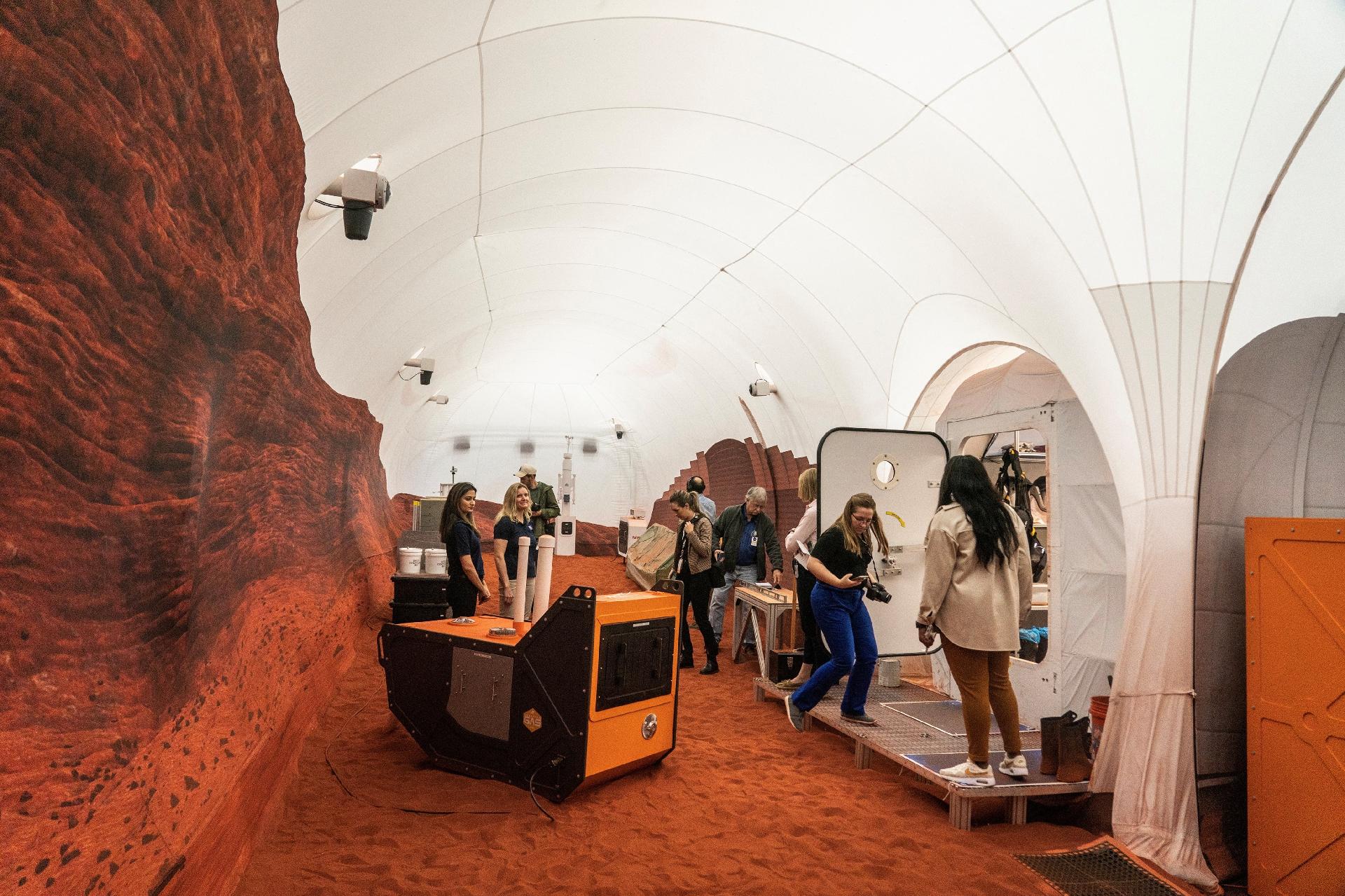 Visitantes conhecem as dependências do Mars Dune Alpha, uma simulação feita pela Nasa de como seria um habit para humanos em Marte - Go Nakamura/Reuters