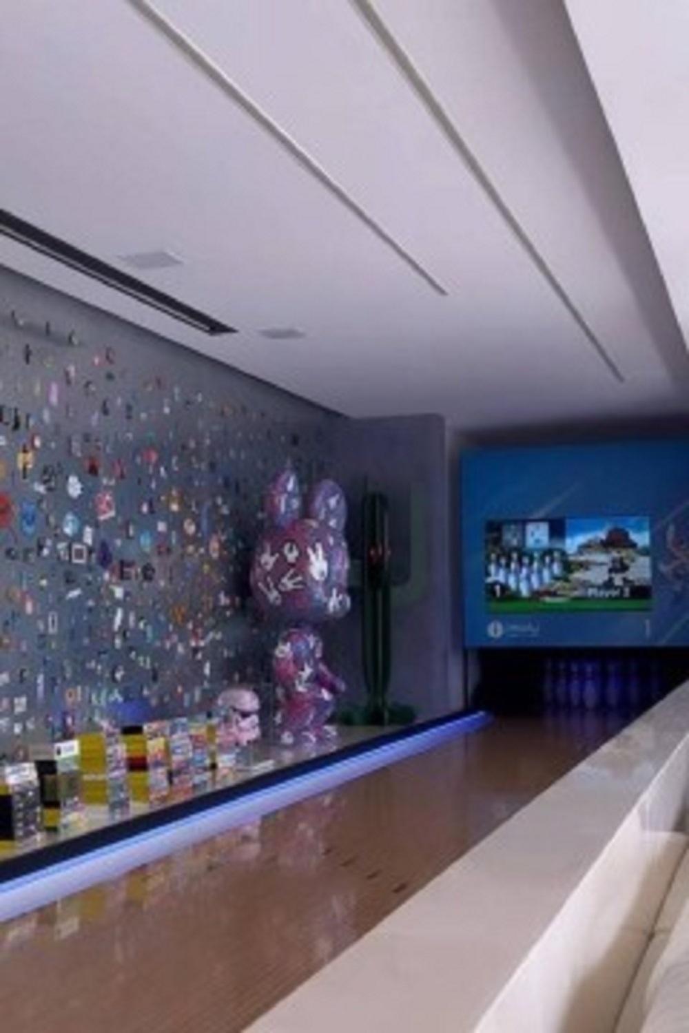 Luccas Neto mora em casa com pista de boliche, jogos e brinquedoteca