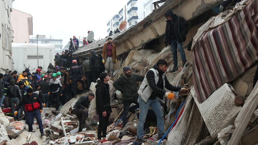 Pessoas buscam por sobreviventes em escombros de prédio na cidade de Diyarbakir, na Turquia - REUTERS/Sertac Kayar