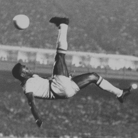 Pelé é dono de gols memoráveis em sua carreira de mais de mil gols - Getty Images