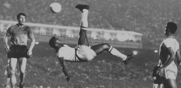 Olhas as temporadas do rei pelé de 1956 até 1970(na esquerda os jogos e na  direita os gols).E olha q tudo isso foi gol considerado oficial : r/futebol