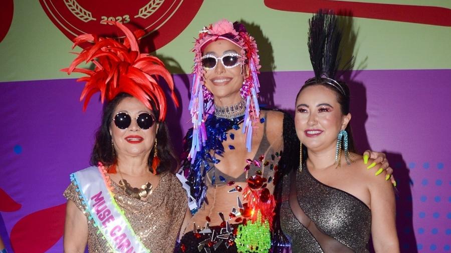 Sabrina Sato posa ao lado da mãe, Kika, e da irmã, Karina, nos bastidores do Carnaval