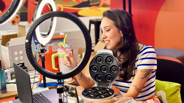 Evelyn Marques comandará uma live repleta de descontos especiais no Dia de Ofertas UOL Evelyn Marques comandará uma live repleta de descontos especiais no Dia de Ofertas UOL