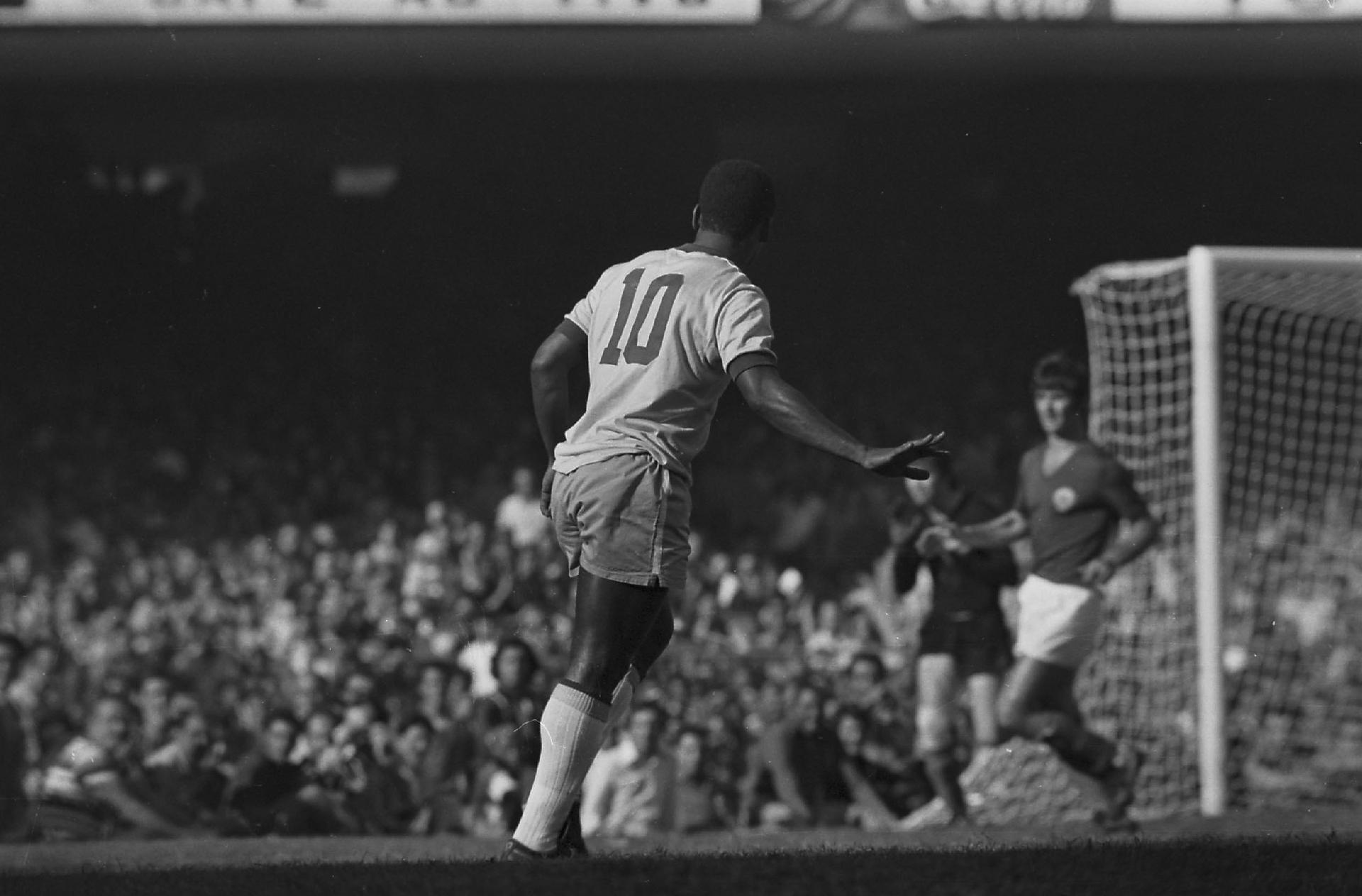 19/07/1971 - Pelé em lance contra a Iugoslávia no estádio do Maracanã, no Rio de Janeiro, na partida que marcou sua despedida da Seleção Brasileira de Futebol. - Estadão Conteúdo