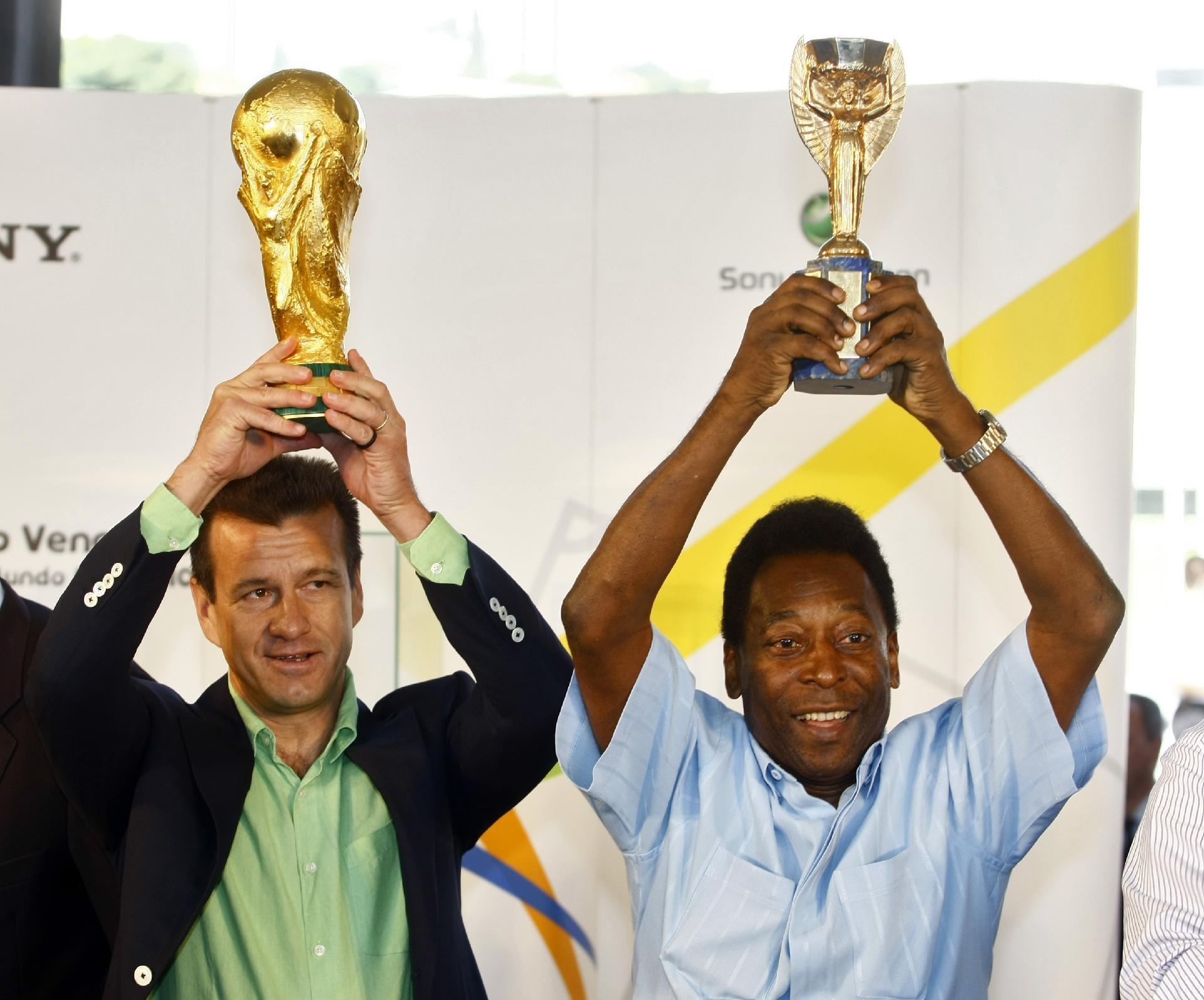 Pelé e Dunga durante um evento para exposição da atual taça da Copa do Mundo e do troféu Jules Rimet, conquistado pelo Brasil em 1970. - Almeida Rocha/Folha