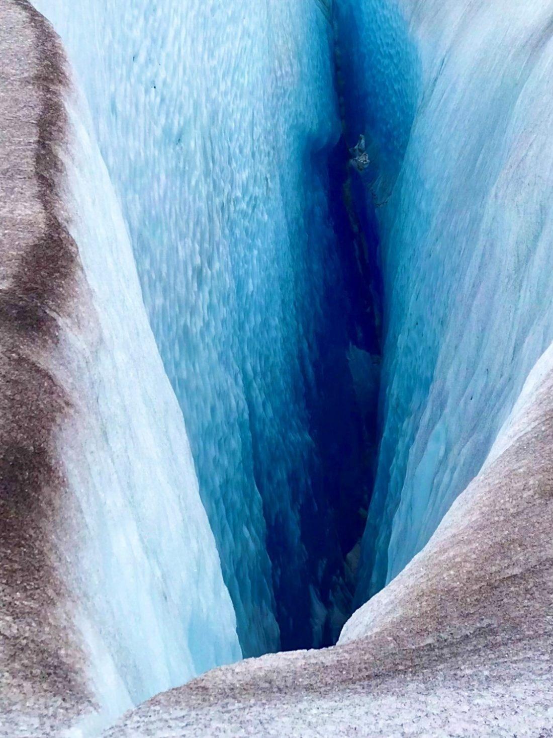 2º lugar da categoria Abstrato: foto tirada com iPhone 7 Plus mostra vão de uma geleira em Herbert Glacier, Alaska - Neil Nesheim/IPP Awards