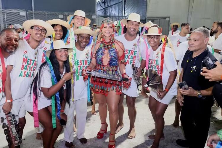 Paolla Oliveira com ritmistas da bateria da Grande Rio