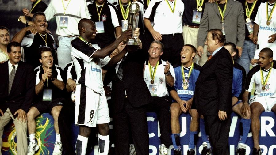 Freddy Rincón recebe o troféu do Mundial de Clubes da FIFA, em 2000: eterno capitão!  - Shaun Botterill /Allsport