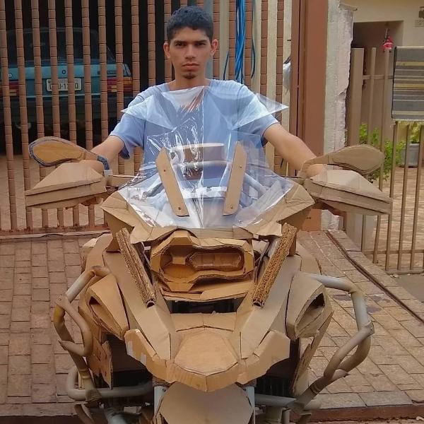 Honda de papelão? Artesão faz réplicas de motos usando caixas e