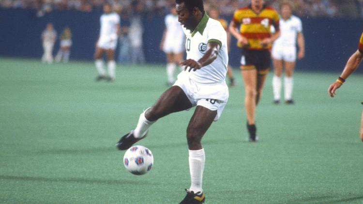 Pelé em campo pelo Cosmos, no estádio New York Giants, em 1977.