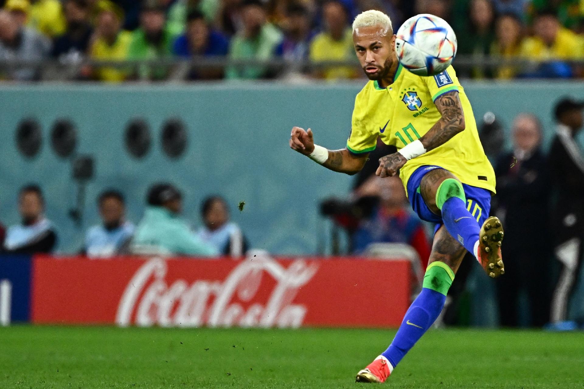 Neymar cobra falta durante partica entre Brasil e Croácia na Copa - JEWEL SAMAD / AFP