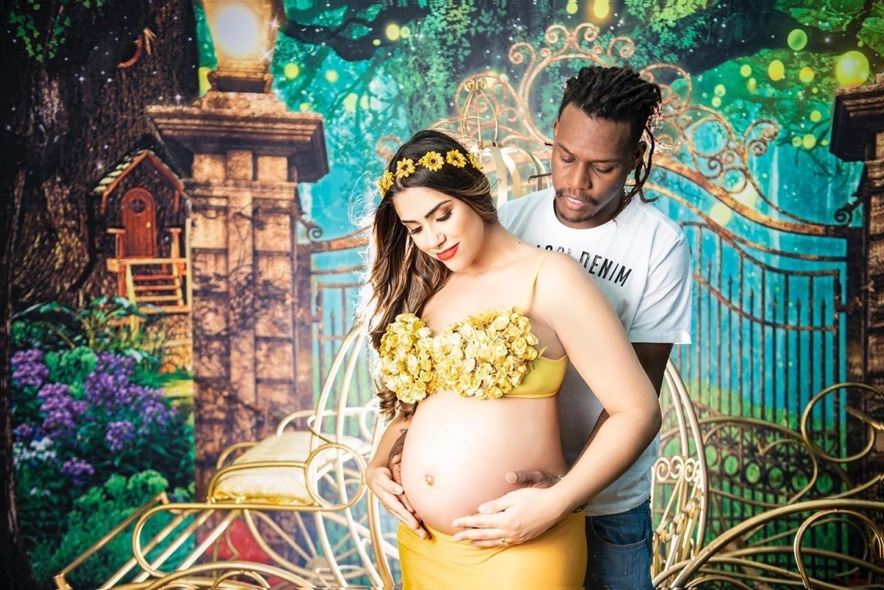Sabrina Lacerda mostra barrigão com o marido, Mc Kekel - Agência E! Comunicação/ Erica Rodrigues