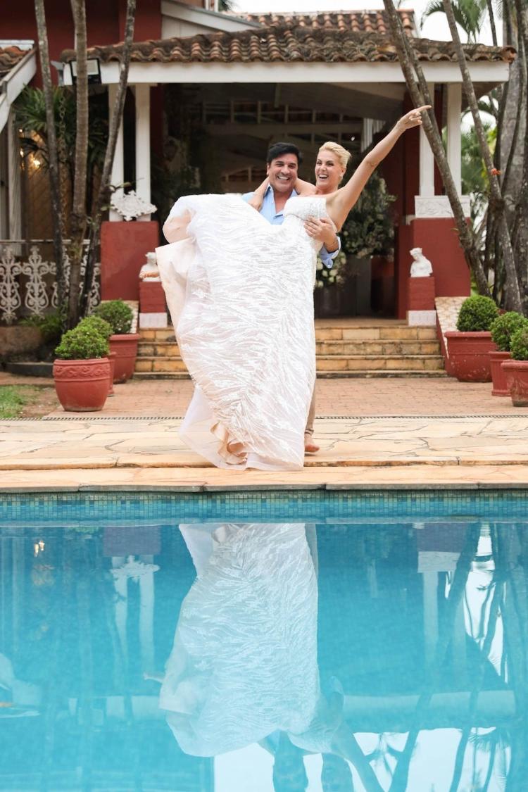 Ana Hickmann e Edu Guedes pulam em piscina após noivado