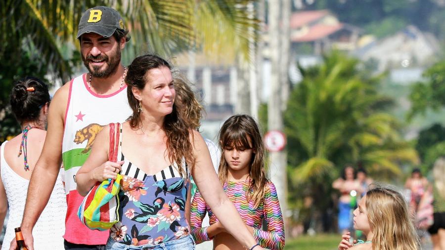 Thiago Lacerda e Vanessa Lóes passeiam com os filhos pelo Rio de Janeiro - Dilson Silva/AgNews