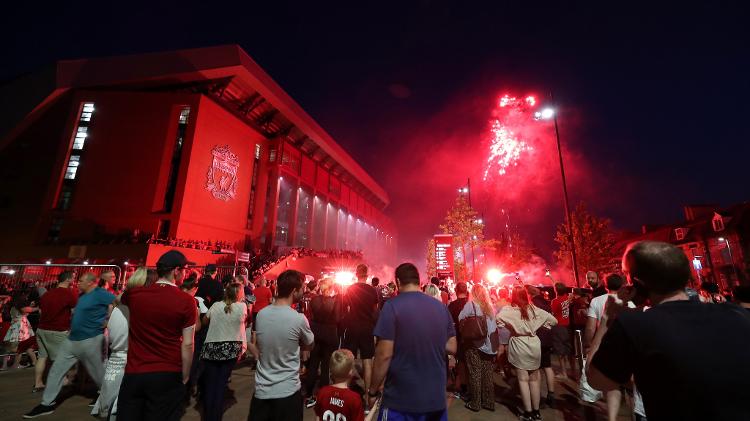 Torcedores tomam as ruas de Liverpool para comemorar o título do Campeonato Inglês