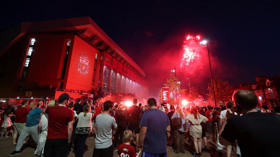 Torcedores tomam as ruas de Liverpool para comemorar o título do Campeonato Inglês - Peter Byrne/PA Images via Getty Images